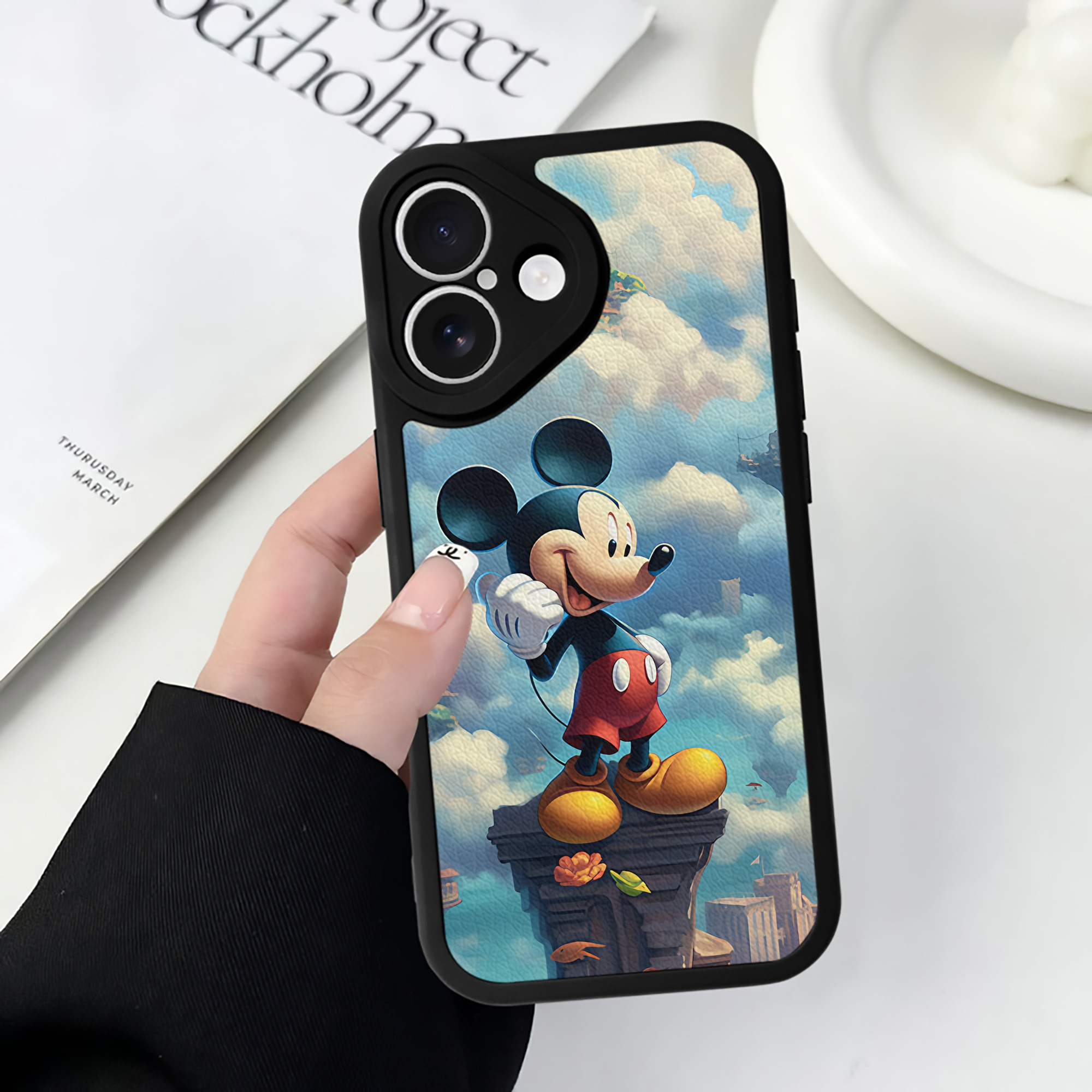 （画像用） ミッキーマウス Mickey Mouse 【iPhone 16シリーズ対応】シリコンスマホケース（レザー調） 材質：シリコン